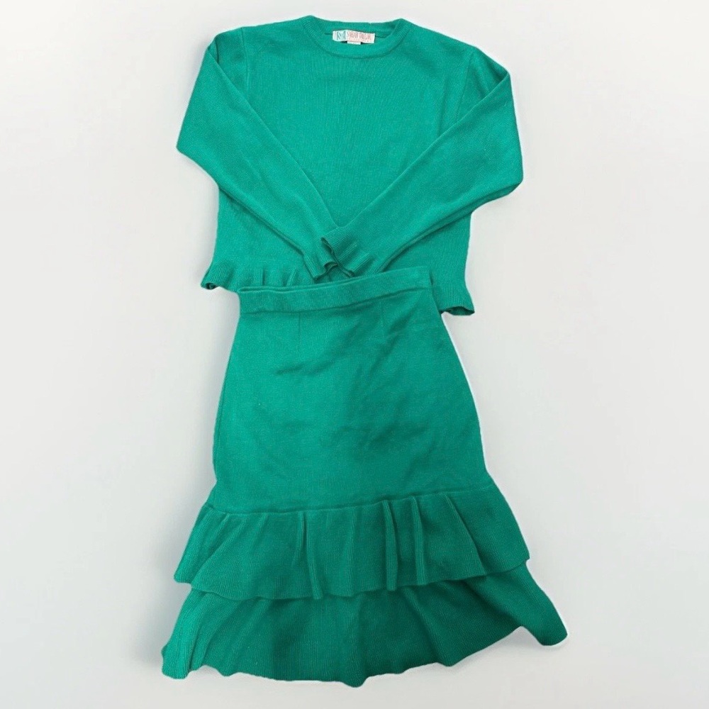 Vintage 2 Piece Green knit skirt Set (has stretch!)